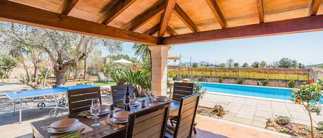 تناول الطعام بالخارج