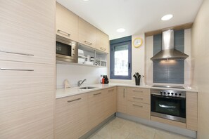 Een koelkast, een microgolfoven, een oven, een vaatwasser