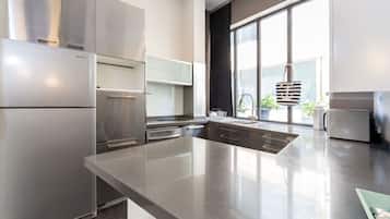 Kühlschrank, Mikrowelle, Ofen, Herdplatte