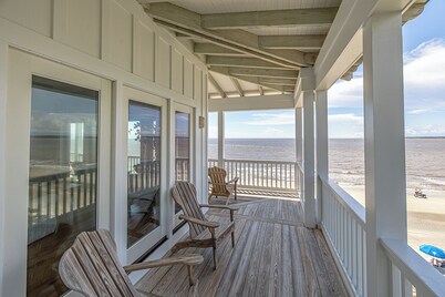 Pent House, Pet Friendly, Elevator, Roof Deck, Ocean views!