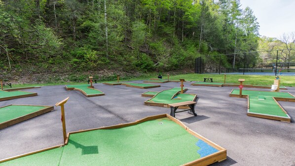Property grounds - Beautiful Cabin! Hot Tub, Pool Table, Arcade Game! Free Pool, Putt Putt, Fishing (Sevierville)