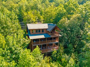 Exterior - Beautiful Cabin! Hot Tub, Pool Table, Arcade Game! Free Pool, Putt Putt, Fishing (Sevierville)