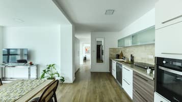 Geladeira, micro-ondas, fogão, cooktop