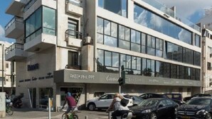 A modern building with storefronts for Patek Philippe and Cartier. - Spacious 3BR Apartment Near Tel Aviv Beach (Tel Aviv)