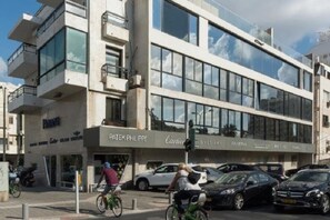 A modern building with storefronts for Patek Philippe and Cartier.