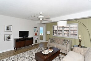 Smart-TV, DVD-spiller, bøker og kontorer