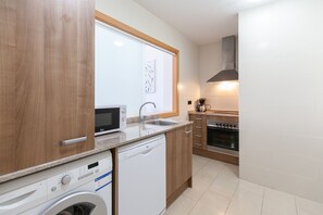 ثلاجة، ميكروويف، فرن، غسالة أطباق