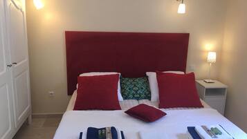 1 slaapkamer, een strijkplank/strijkijzer, gratis wifi, beddengoed