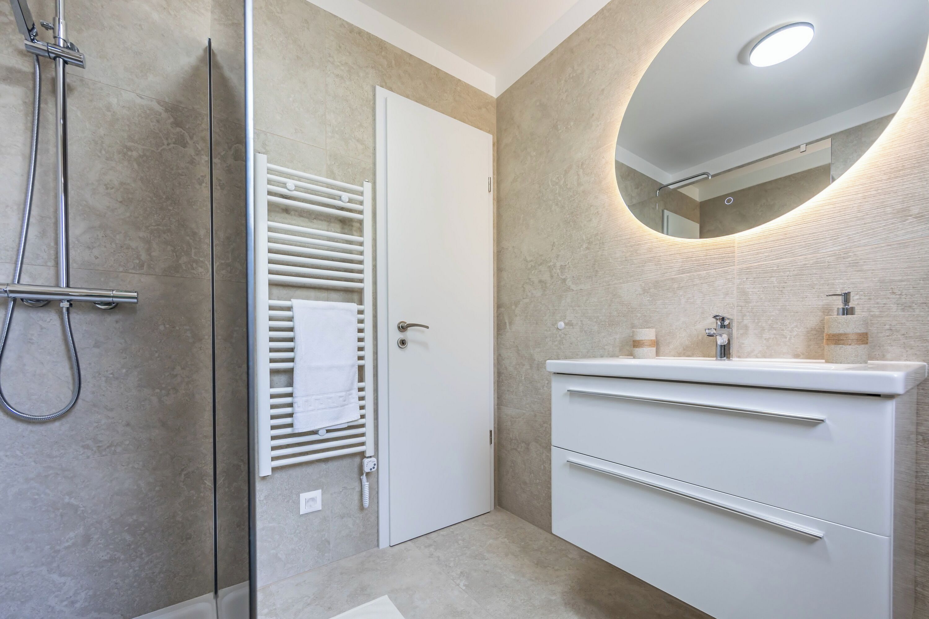 Combined shower/tub, hair dryer, towels