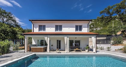 VILLA VALENTINA -Luxury Stay for 8+1 Guests with XXL Pool&Whirlpool
