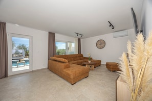 Smart TV, fireplace, video games - VILLA VALENTINA -Luxury Stay for 8+1 Guests with XXL Pool&Whirlpool (Bribir)