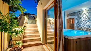 Outdoor spa tub