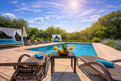VILLA VALENTINA -Luxury Stay for 8+1 Guests with XXL Pool&Whirlpool