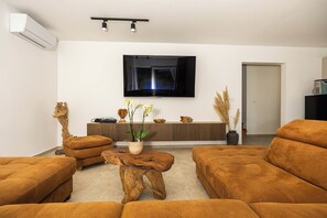 Smart TV, chimenea y videojuegos 