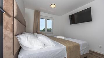 4 bedrooms, iron/ironing board, travel crib, WiFi (free)