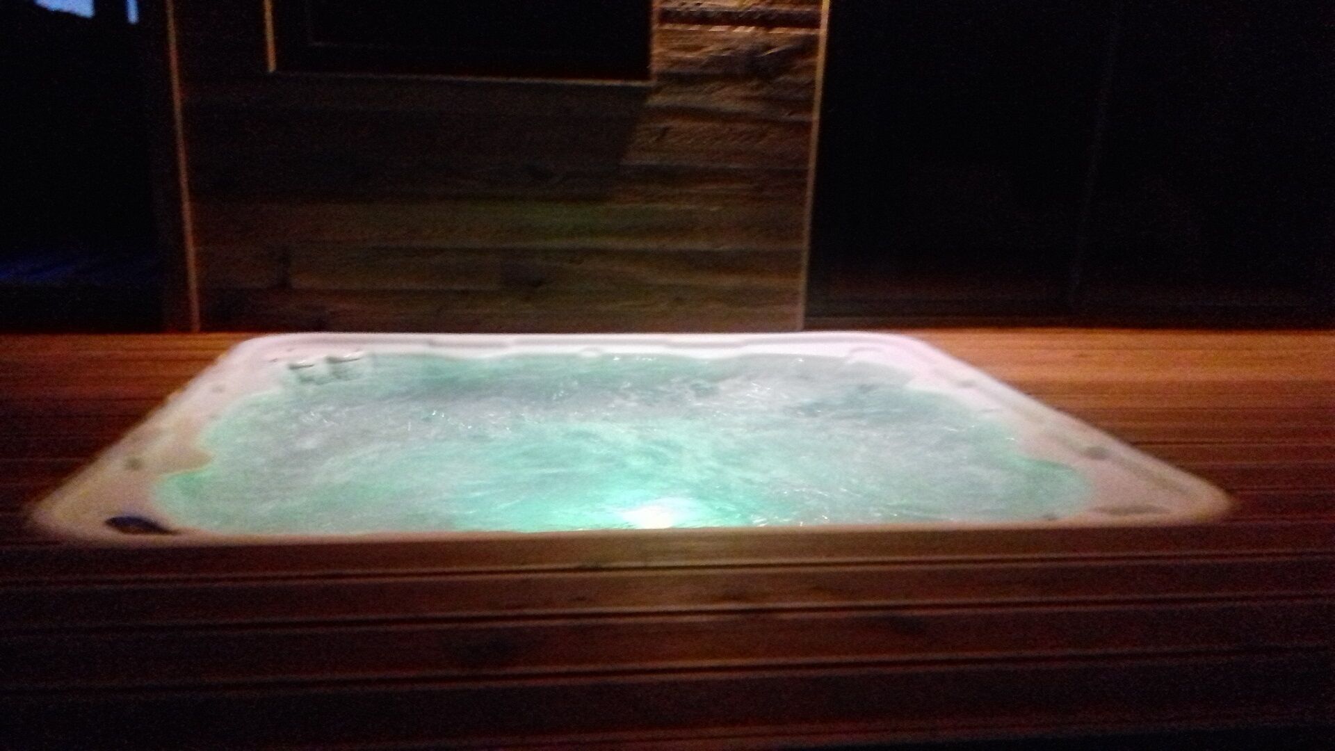 Un bain à remous entouré de bois.