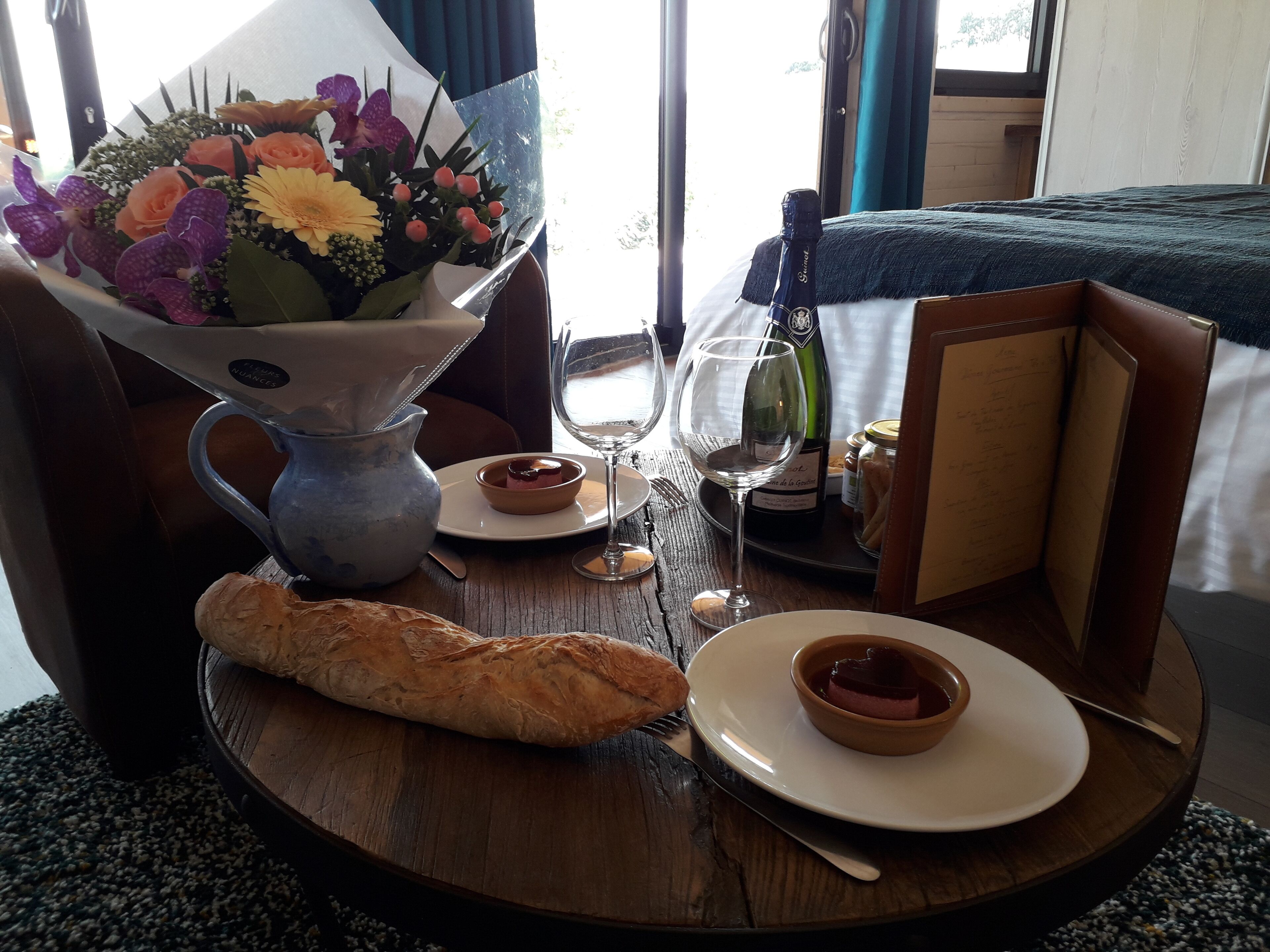 1 bedroom, bed sheets