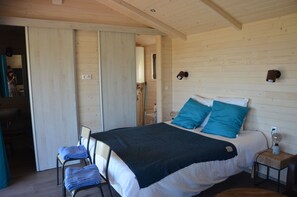 1 bedroom, bed sheets