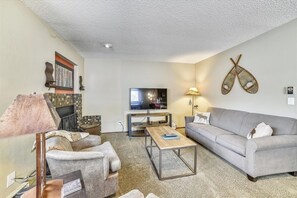 Televisión y chimenea 