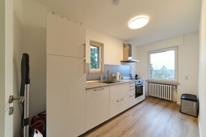 Private kitchen - 105-square-meter vacation home in the Siebengebirge – 3 bedrooms, garden, and 2 terraces (Thomasberg)