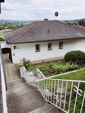 Property grounds - 105-square-meter vacation home in the Siebengebirge – 3 bedrooms, garden, and 2 terraces (Thomasberg)