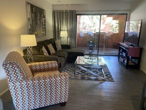 TV connectée, lecteur de DVD, table de tennis de table