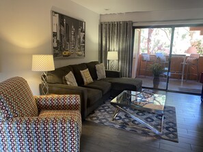 TV connectée, lecteur de DVD, table de tennis de table