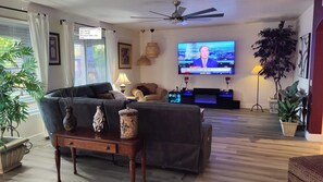 Een smart-tv, videogames, een kantoor en een printer