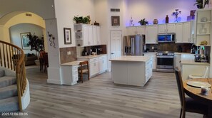 Kylskåp, mikrovågsugn, ugn och spishäll