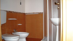 A bathroom with two toilets, a sink, and a shower. - Cozy Studio Erato ideal for a couple (Menfi)