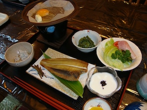 Daily full breakfast (JPY 1100 per person)