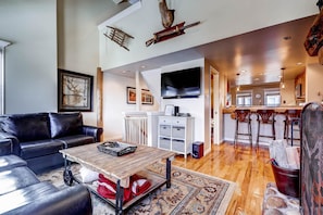 Condo, 3 Bedrooms | Living room