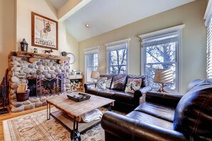 Condo, 3 Bedrooms | Living room