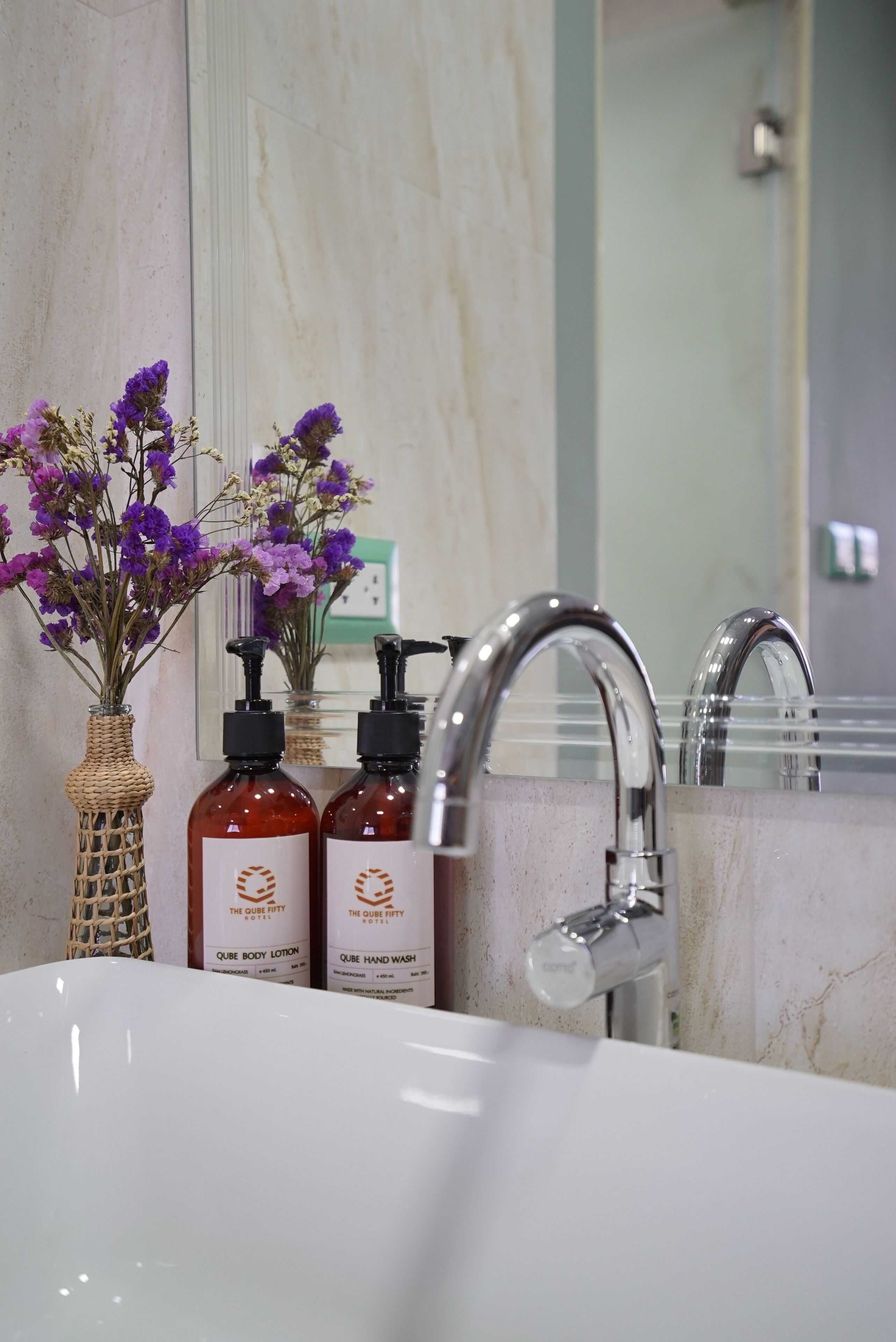 standard double room | bathroom sink