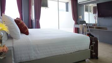 Deluxe Double Room, 1 King Bed | In-room safe, individually decorated, blackout drapes, soundproofing