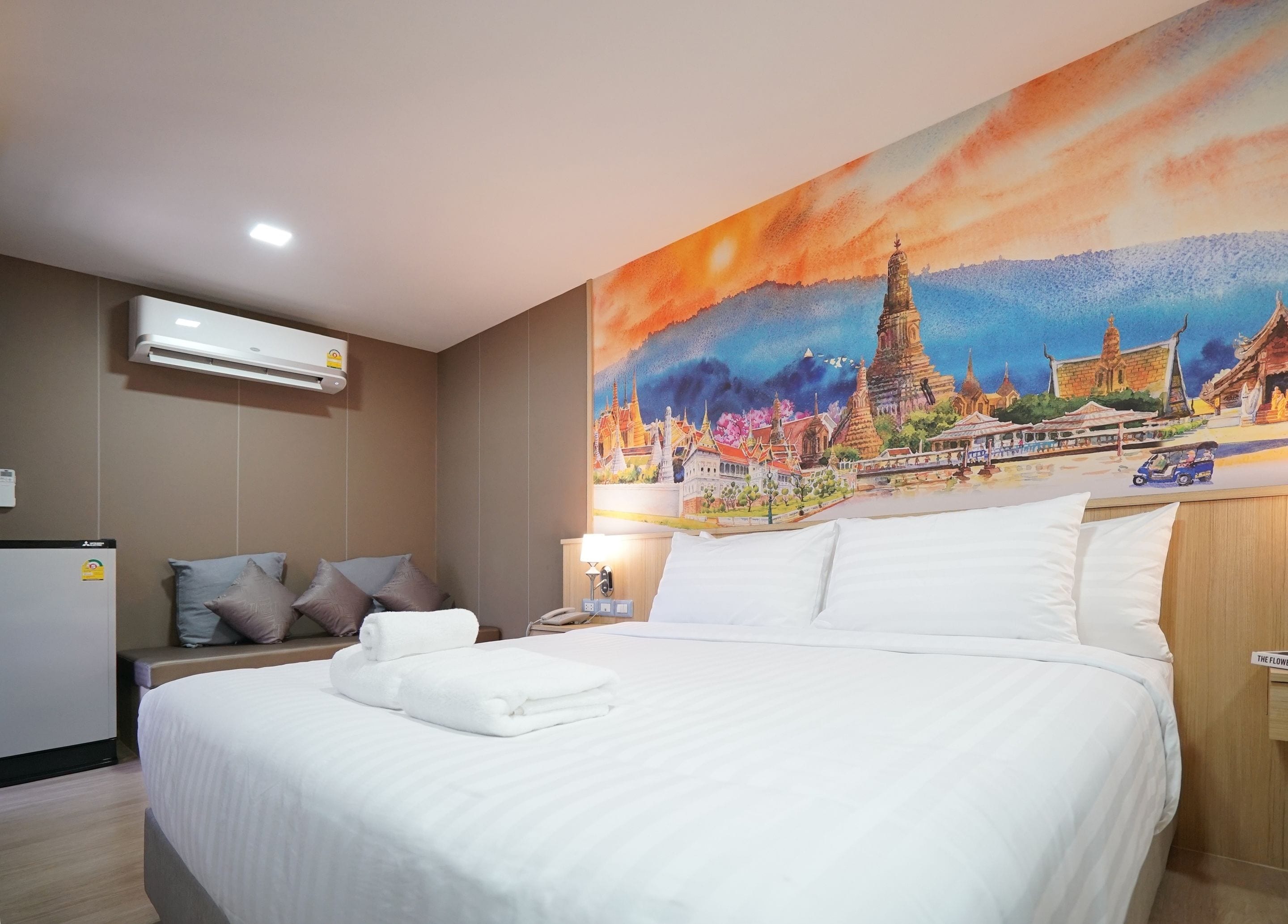 deluxe double room, 1 king bed | in-room safe, individually decorated, blackout curtains, soundproofing