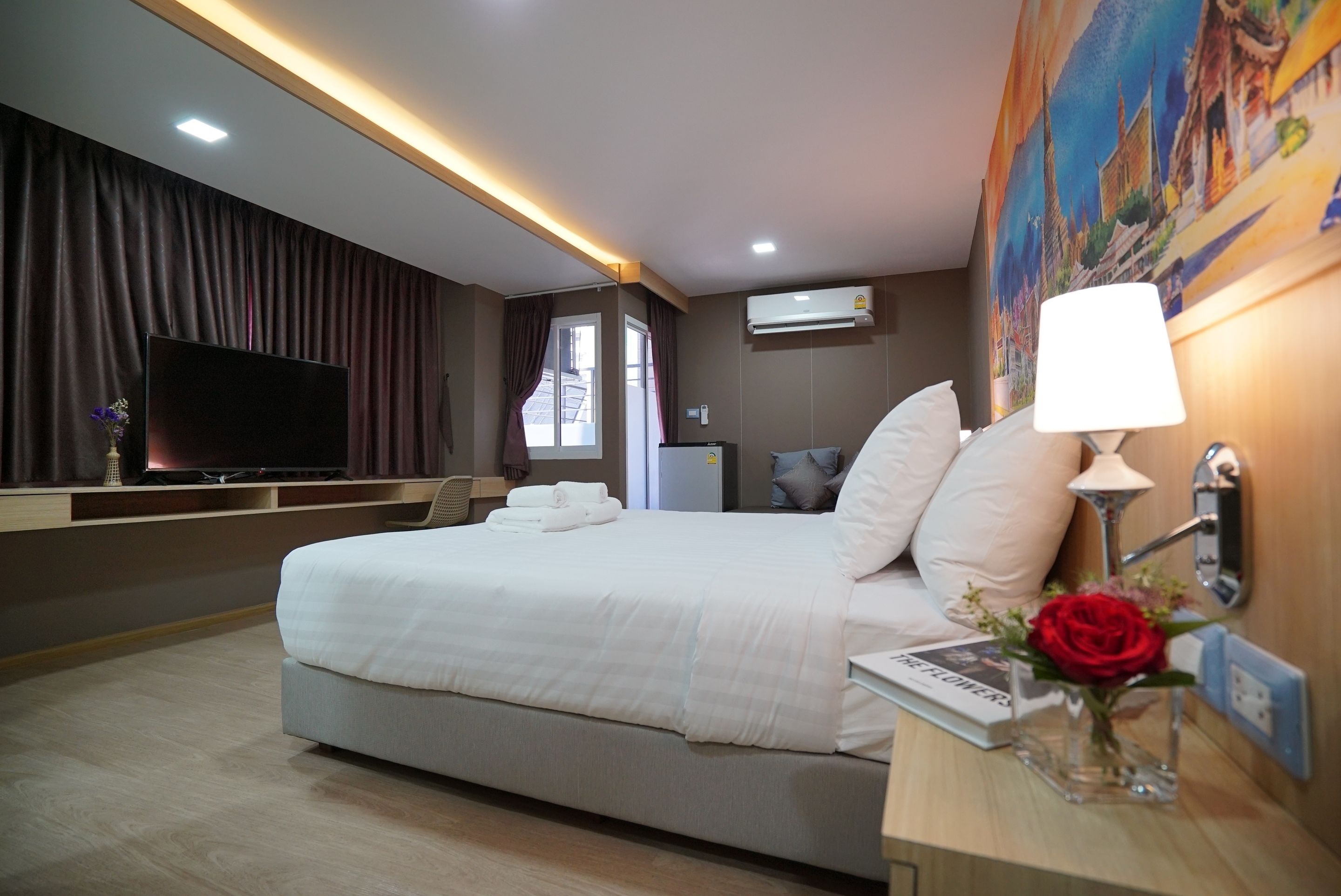 deluxe double room, 1 king bed | in-room safe, individually decorated, blackout curtains, soundproofing