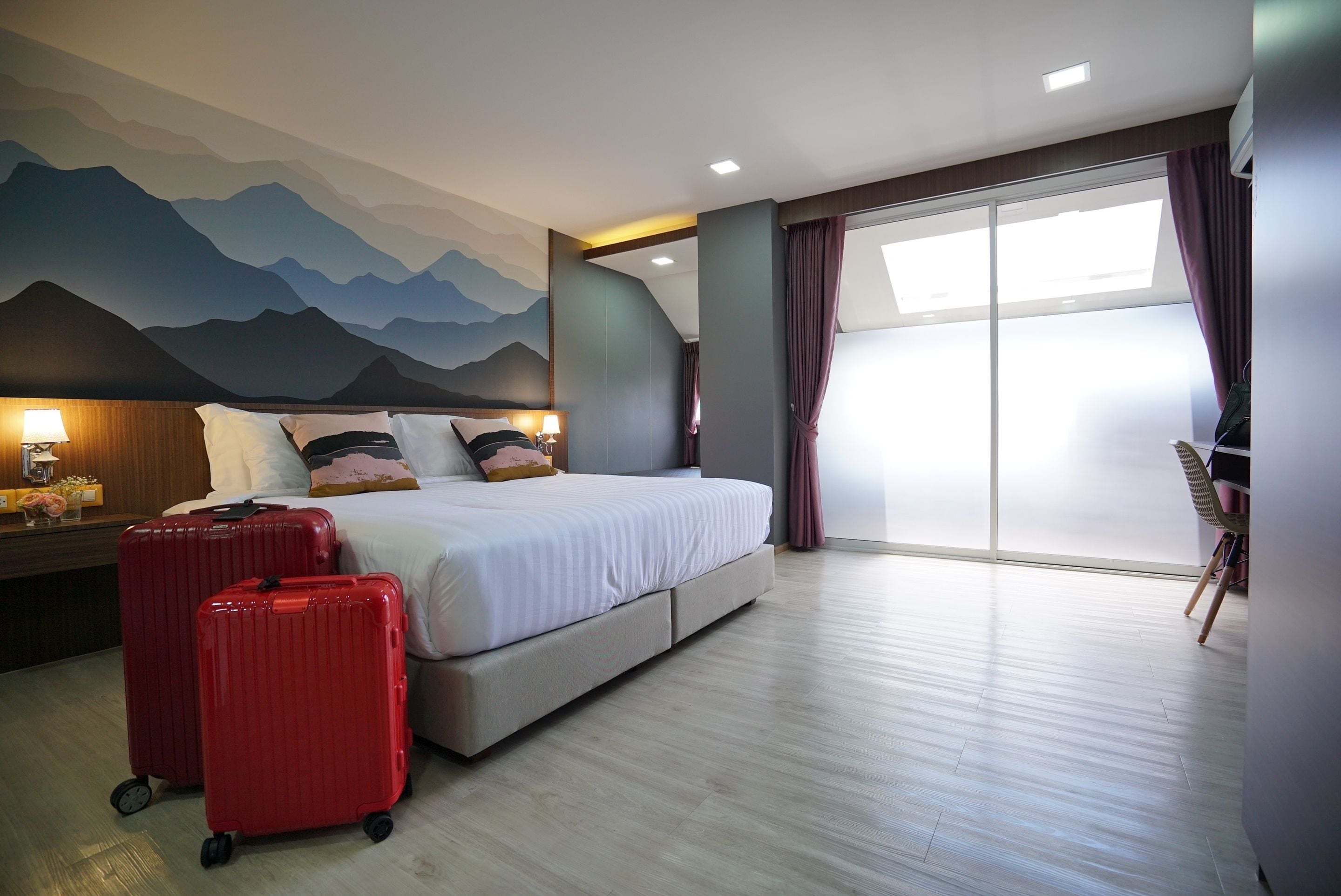 deluxe double room, 1 king bed | in-room safe, individually decorated, blackout curtains, soundproofing