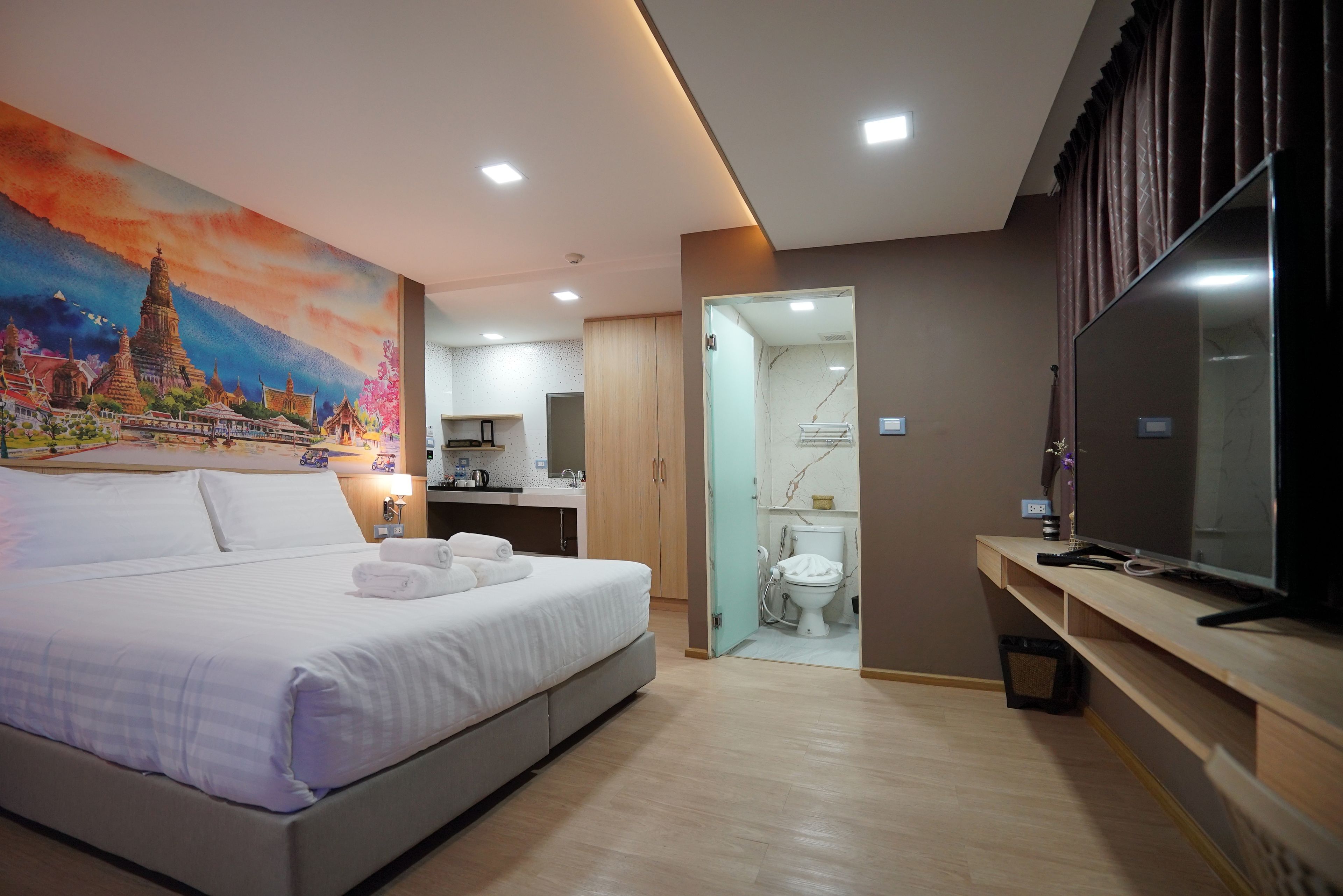 deluxe double room, 1 king bed | in-room safe, individually decorated, blackout curtains, soundproofing