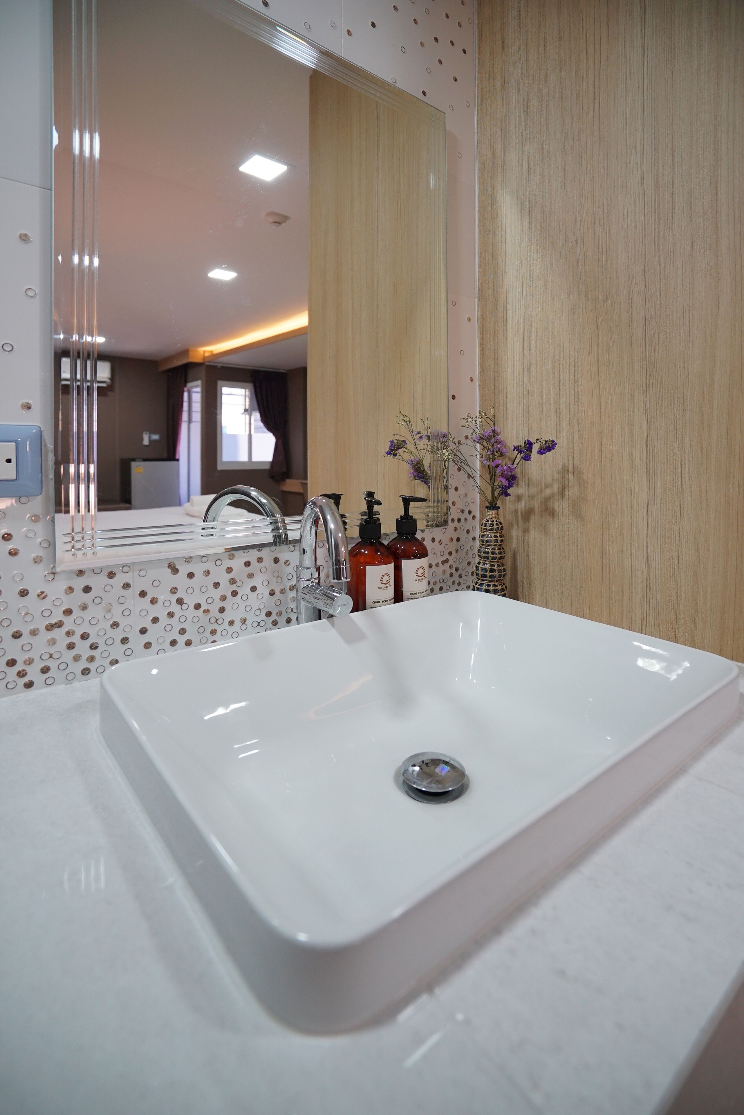 deluxe double room, 1 king bed | bathroom sink