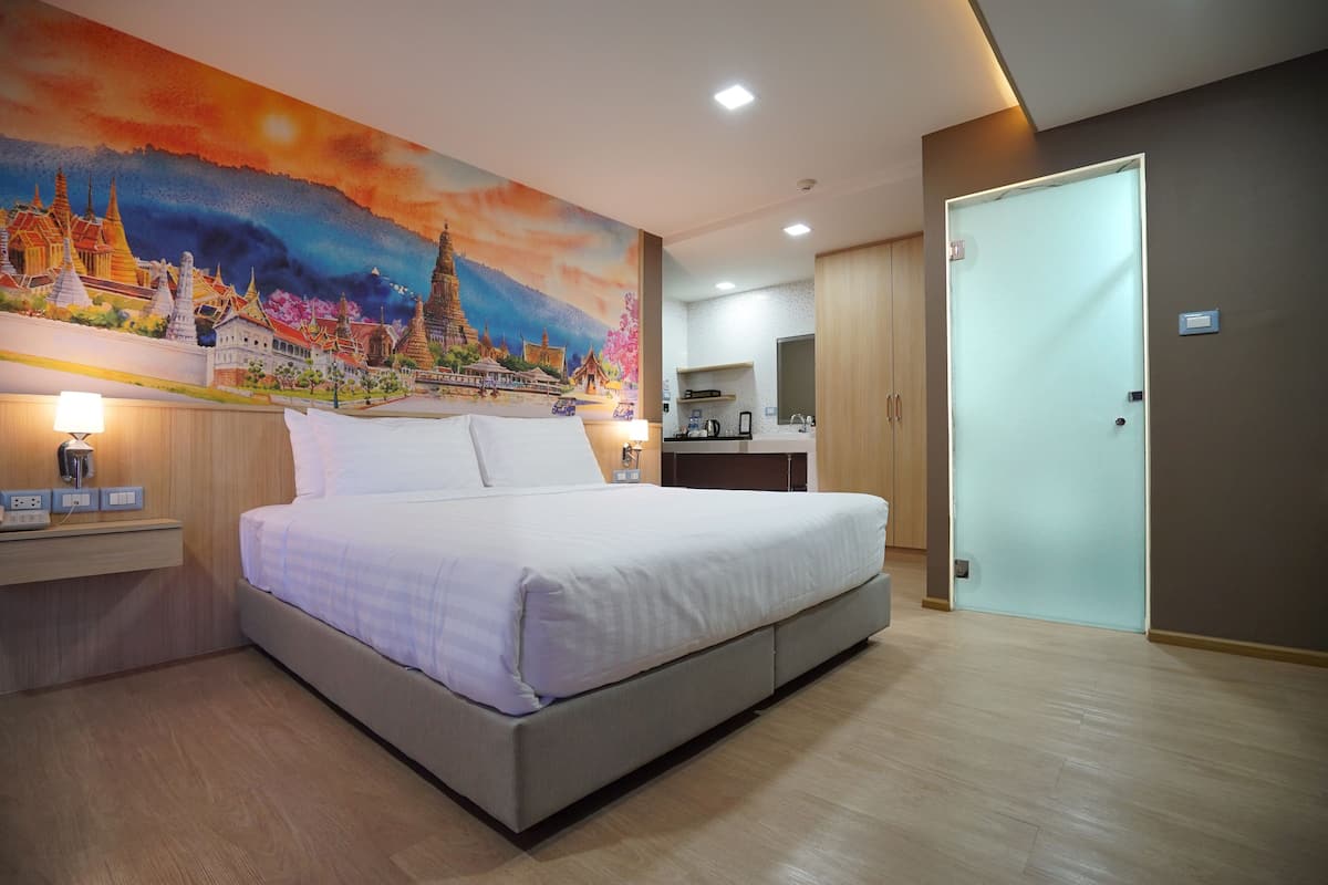 Deluxe Double Room, 1 King Bed | In-room safe, blackout drapes, soundproofing, WiFi (free)