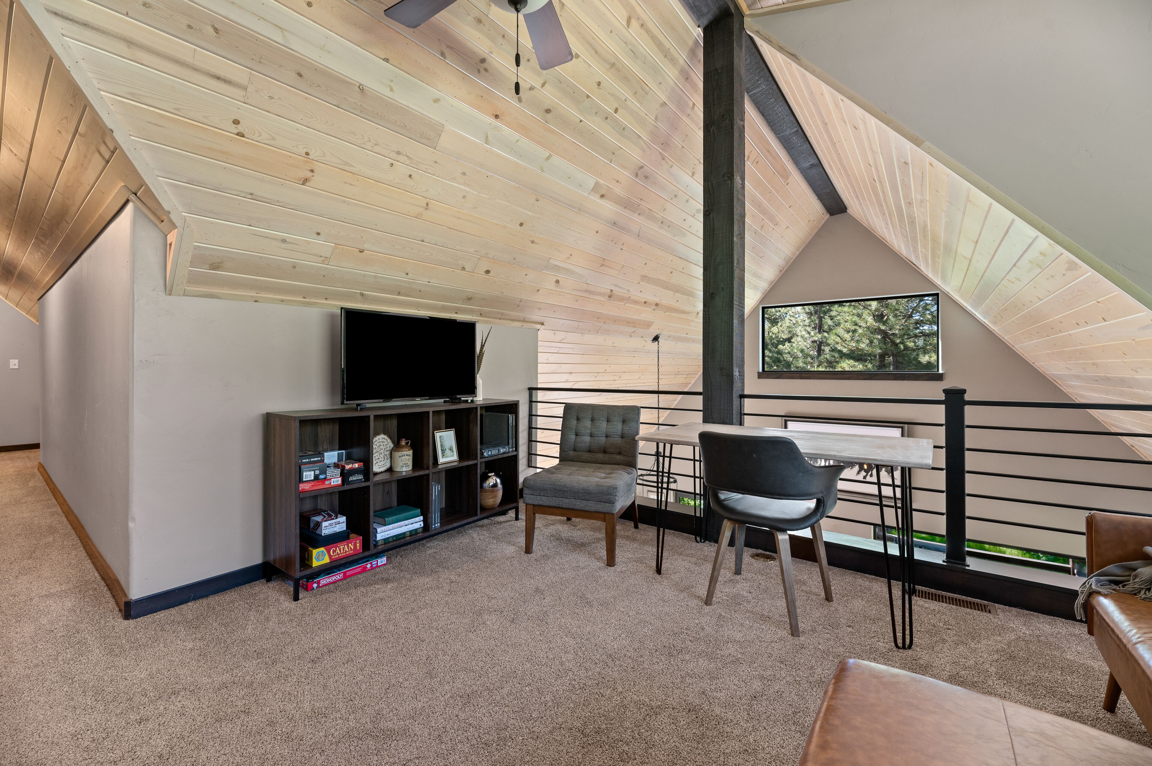Smart TV, fireplace, DVD player