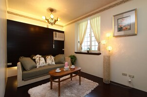 Escritorio, cortinas blackout, wifi gratis y ropa de cama 