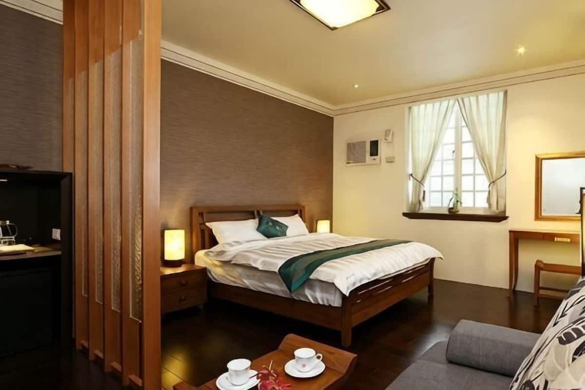 Escritorio, cortinas opacas, wifi gratis y ropa de cama