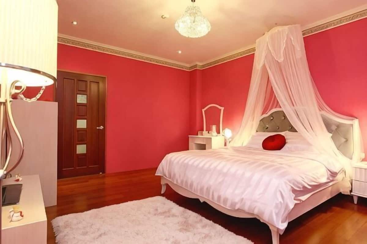 Escritorio, cortinas opacas, wifi gratis y ropa de cama