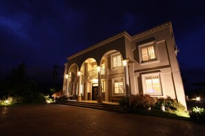 Front of property – evening/night - Star Shine B&B (Jiaoxi)