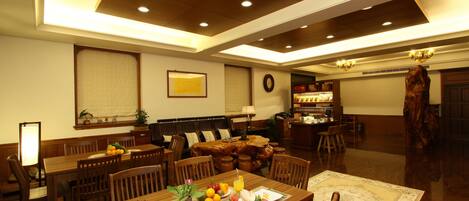 Un comedor amplio con muebles de madera, una gran mesa de comedor y un rincón de estar acogedor.