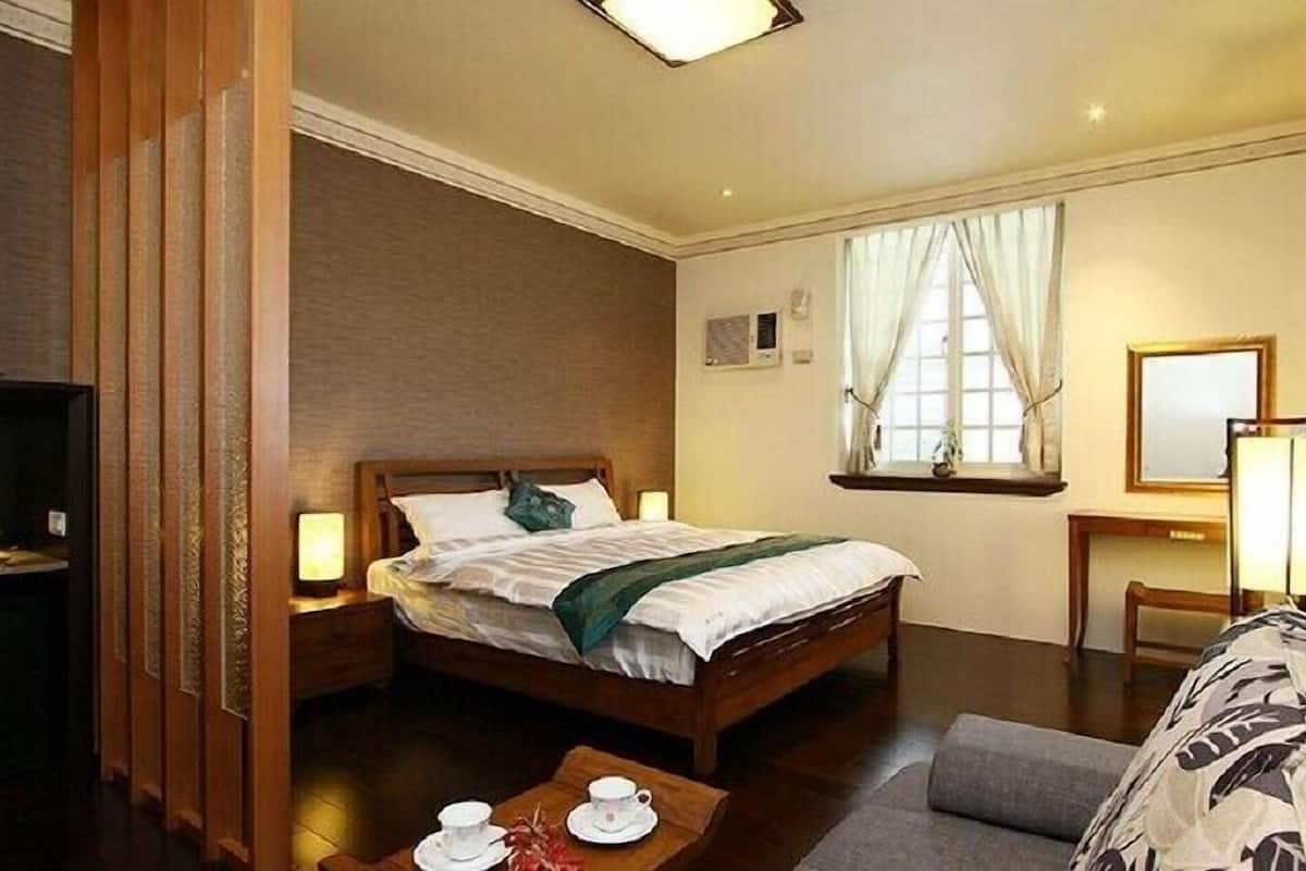Desk, blackout curtains, free WiFi, bed sheets