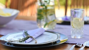Une table dressée avec une assiette, un pichet et un verre.