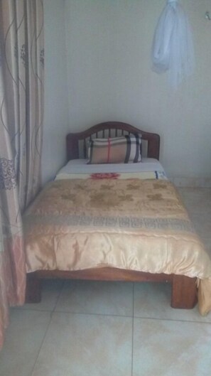 Single Room | Individually decorated, individually furnished, free WiFi, bed sheets - Kabz Hotel (Kampala)